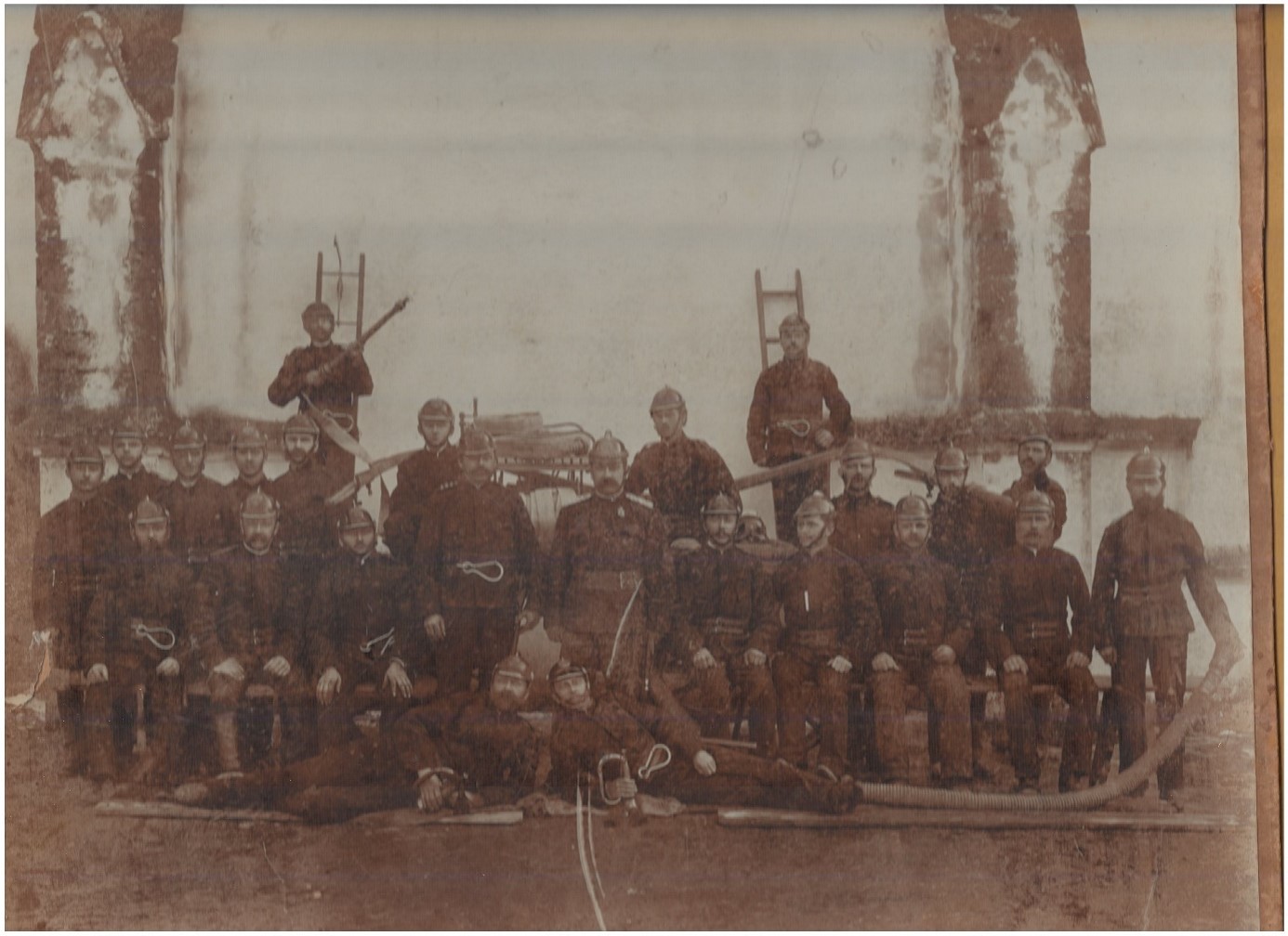 Gruppenfoto der Feuerwehr Kirchschlag zum 20jährigen Jubiläum im Jahr 1894 aufgenommen bei der Pfarrkirche Kirchschlag