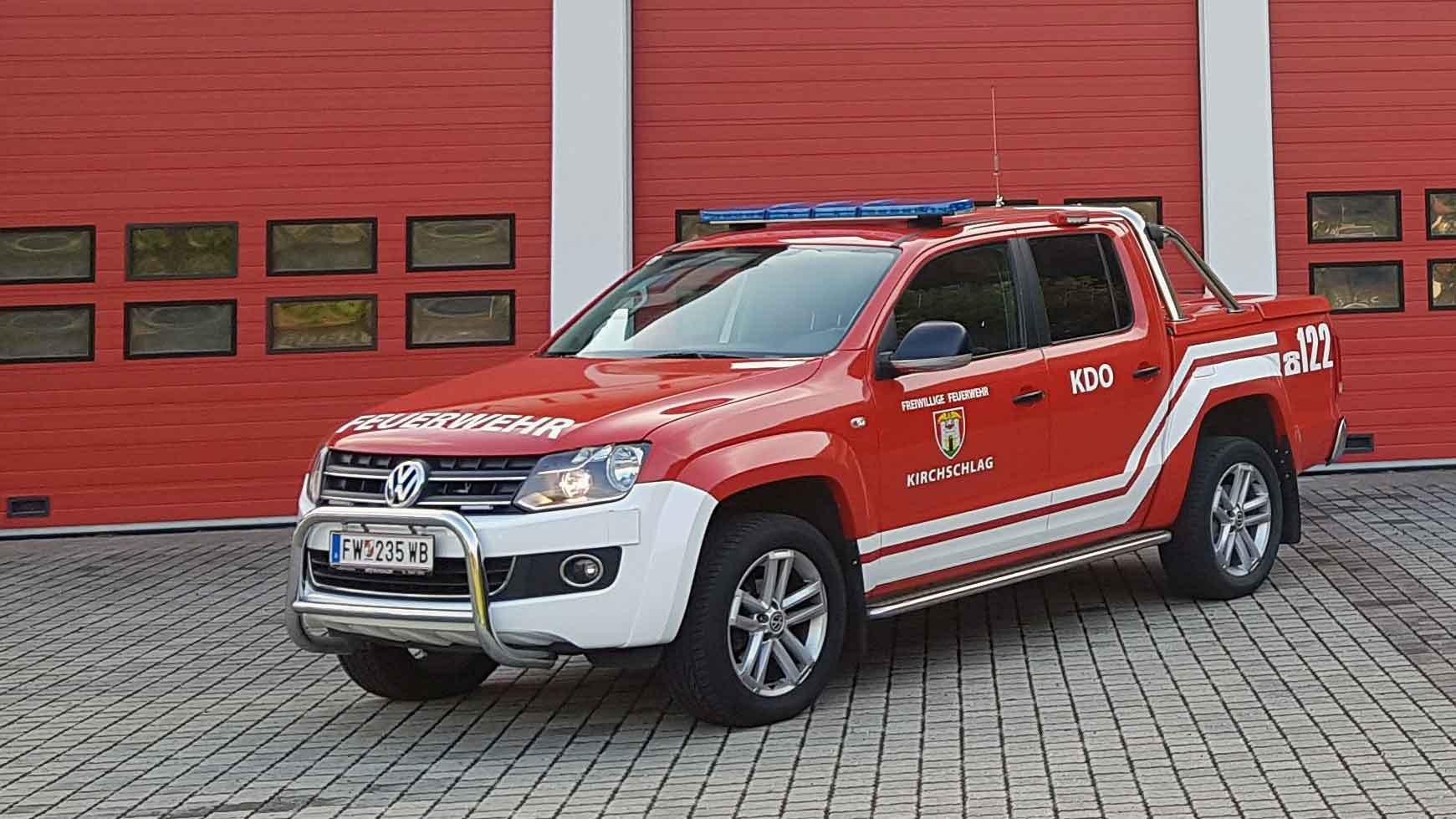 VW Amarok als Kommandofahrzeug der Feuerwehr vor dem Feuerwehrhaus