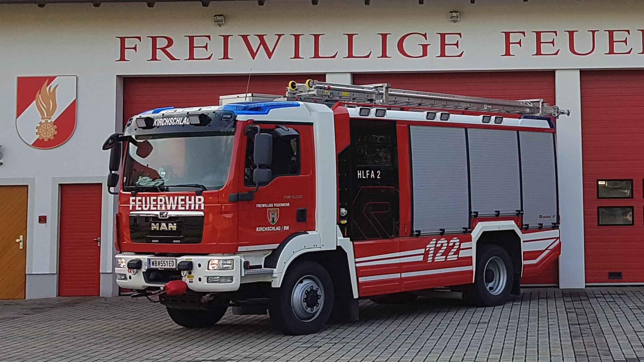 Feuerwehrfahrzeug HLFA2 vor dem FF Haus