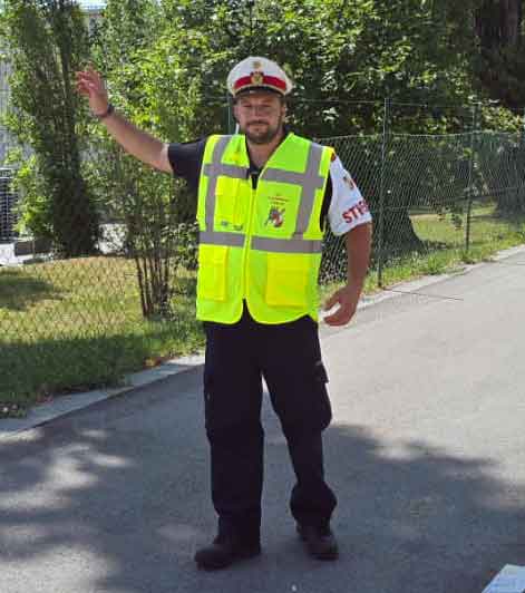 Feuerwehrstreifemann beim Verkehr regeln