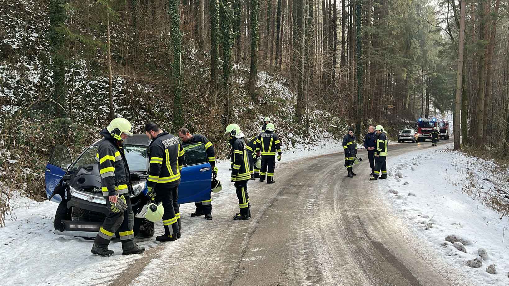 Auto rutscht im Herzogtum am Eis von der Straße
