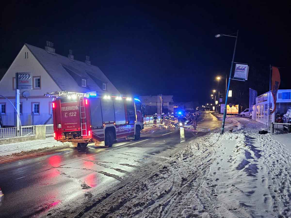PKW am Dach im Ortsgebiet von Kirchschlag